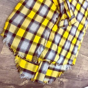 Men’s Flannel Extended scalloped button up shirt.